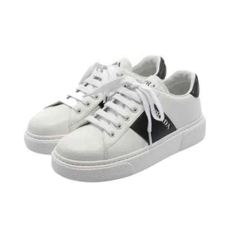 Zwarte Prada sneakers voor dames .